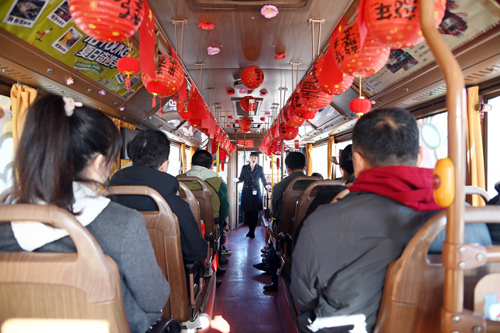 慶祝建司70周年！洛陽(yáng)公交集團(tuán)邀請(qǐng)市民代表“零距離”探秘公交03.JPG